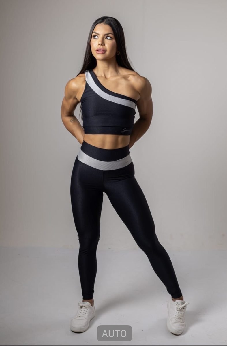 Conjunto fitness preto com faixa cinza