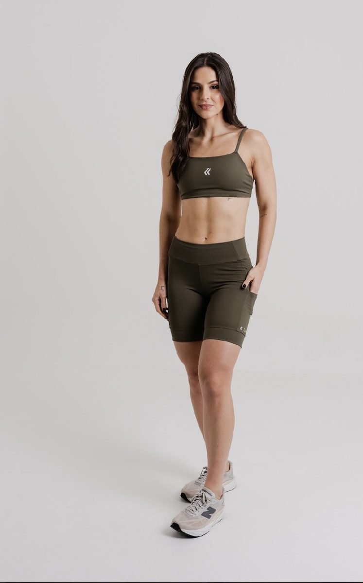 Modelo com roupa fitness feminina da Flair Fitwear