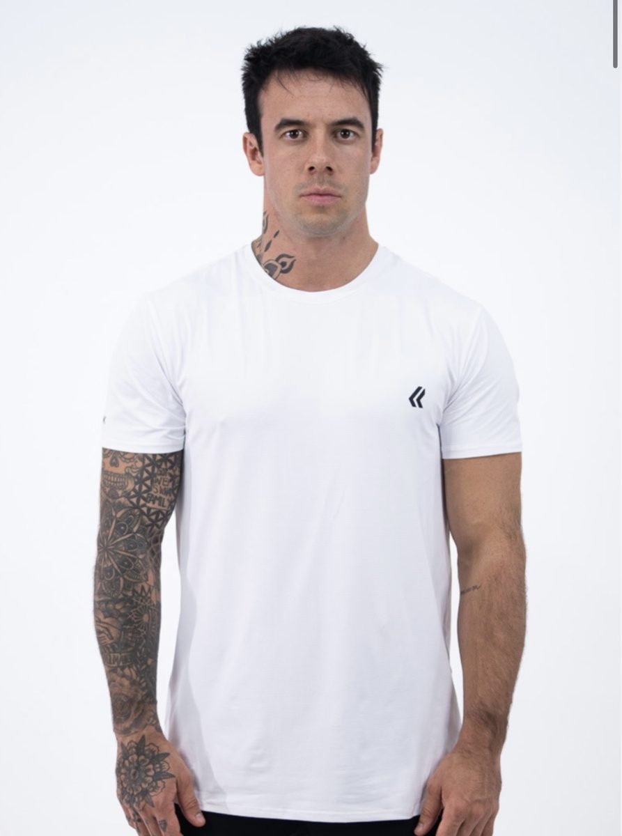 Camiseta masculina branca de performance